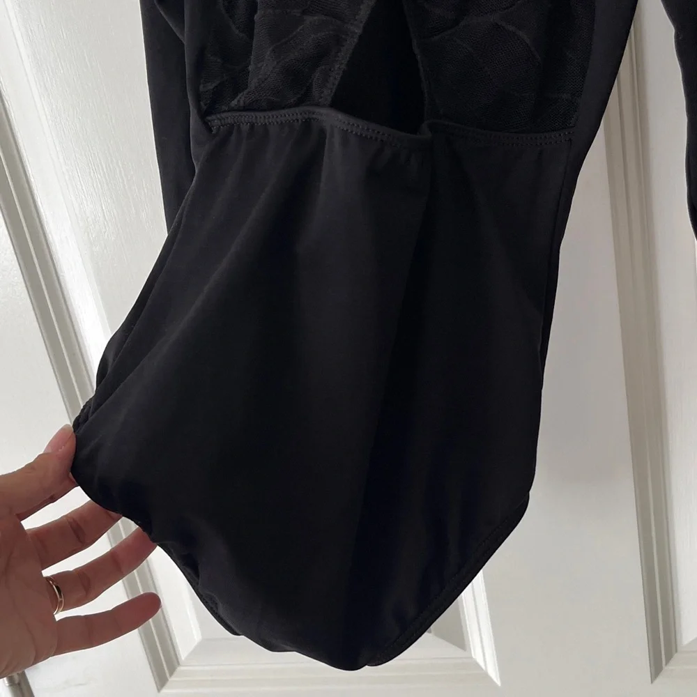 Girls Motionwear Black Long Sleeve Lave back Bodysuit Sz 8-10 Medium